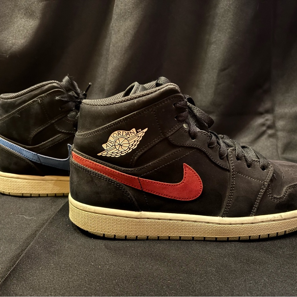 Air Jordan 1 Mid Multicolor Swoosh RARE / 9.5